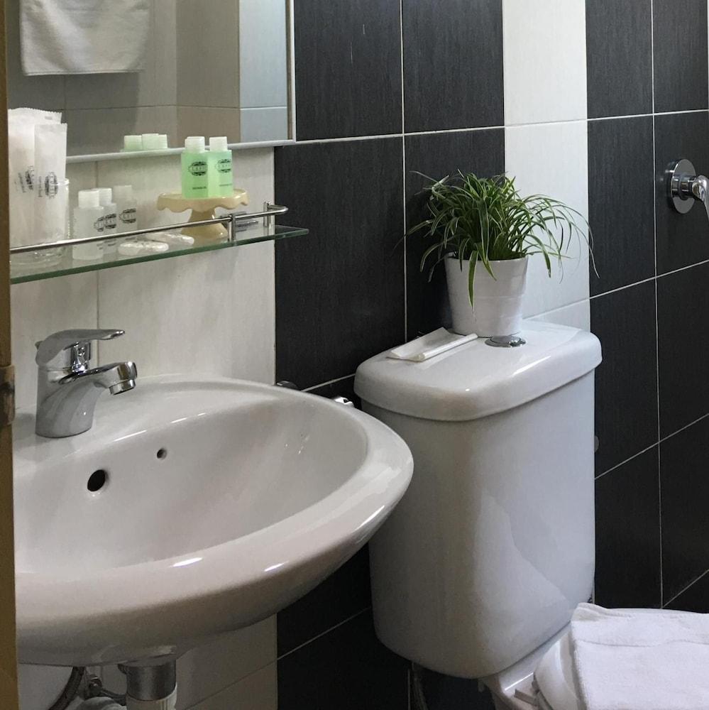 Chemara Boutique Hotel Мири Экстерьер фото